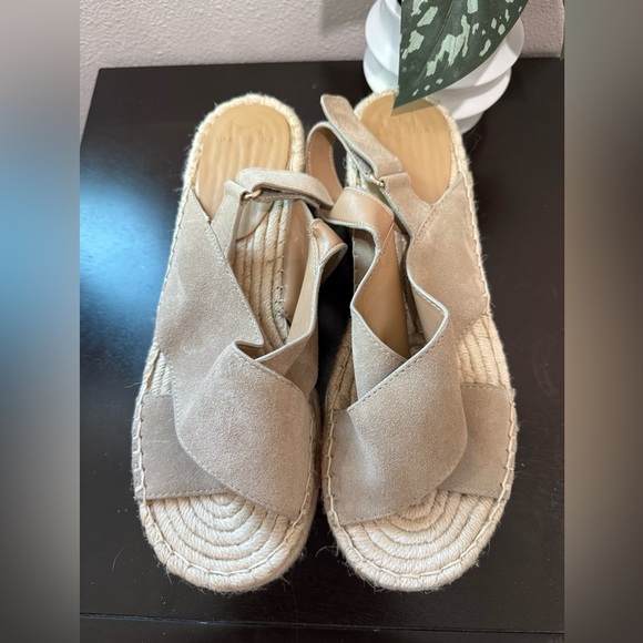Marc Fisher Shoes - Marc Fisher gandy platform sandals in taupe/white size 9.5M.